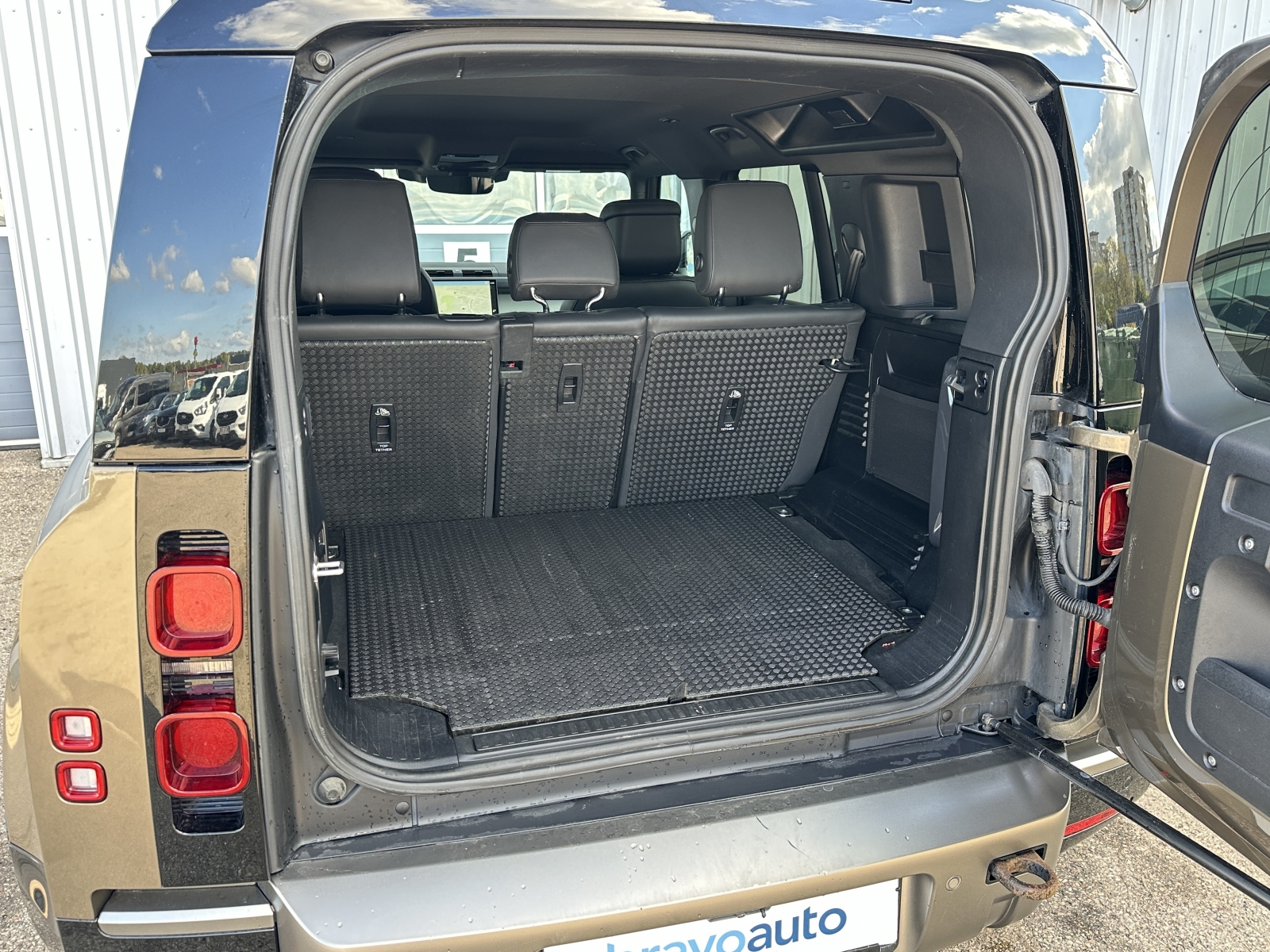 Land Rover Defender 110 D300 MHEV X-Dynamic SE